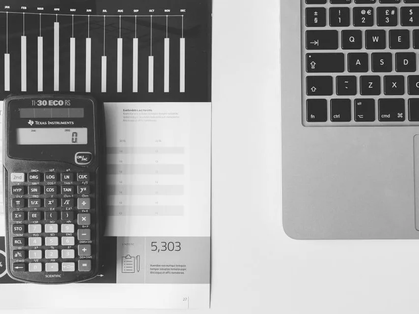 Calculadora, teclado y documentos financieros