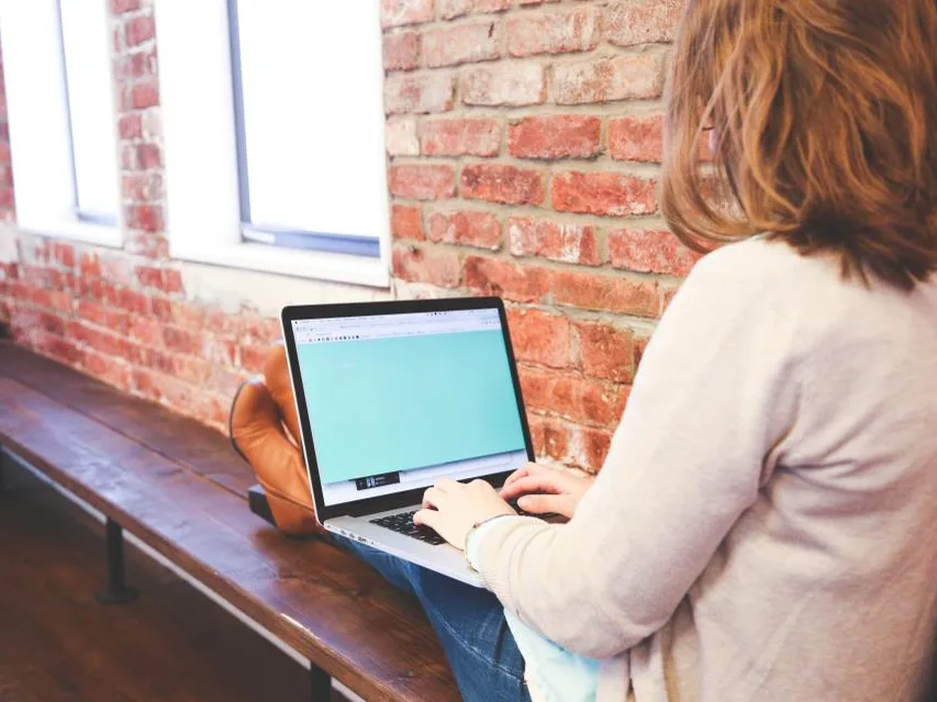 Mujer trabajando con un notebook